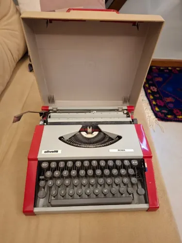 Máquina de Escrever Antiga Olivetti Roma - Anos 70 - Com Maleta