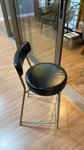 Jogo de 4 Banquetas de couro preto com pé em aço inox champanhe