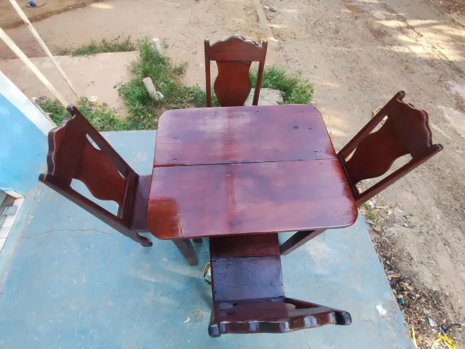 Vendo, mesa de madeira com quatro cadeiras, valor: 800,00