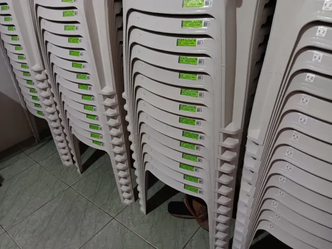  Poltronas Plásticas com Braço
