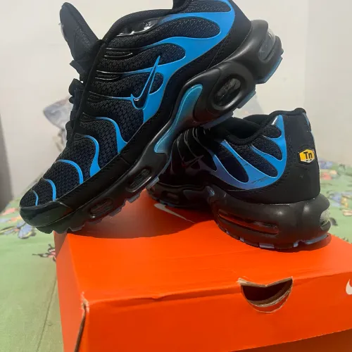 Tênis Air Max Plus Black University Blue Preto