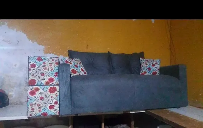 Sofá cinza chumbo 2 metros + 2 puffs , 3 lugares