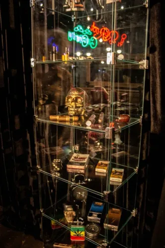 Vitrine de Vidro Modulado com Porta e Rodas de Silicone