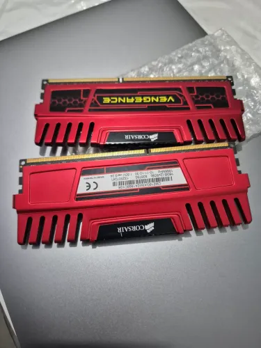 Kit Memória RAM 16GB (2x8GB) Corsair Vengeance DDR3 1866MHz Vermelha