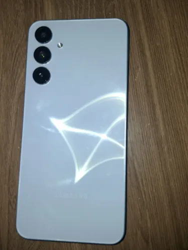 Celular A 16, com a tela quebrada