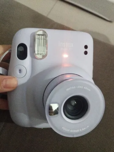 Camera polaroide Instax mini 11 com 30 filmes.