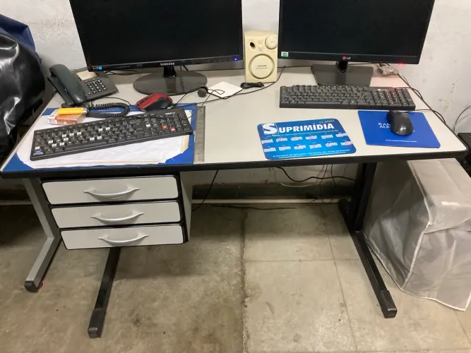 Mesa de Escritório Cinza com 3 Gavetas - Estrutura de Ferro