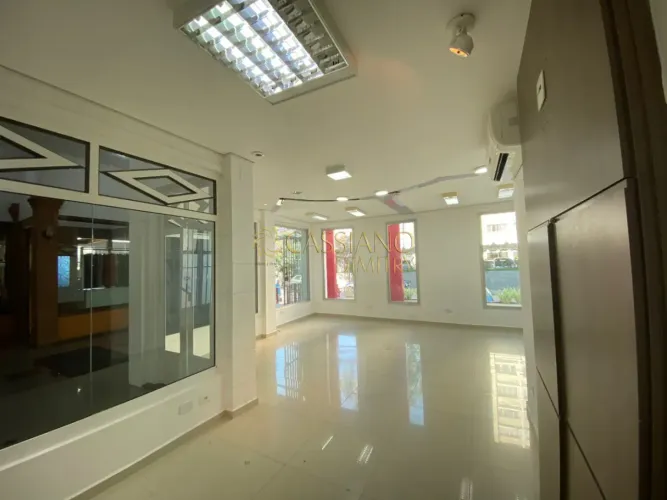 Loja comercial para venda e locação de 80m² | 02 banheiros e 06 vagas de garagem | Edifíci