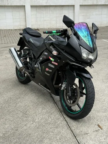 KAWASAKI NINJA 250R 2009 PRETA FINANCIA 