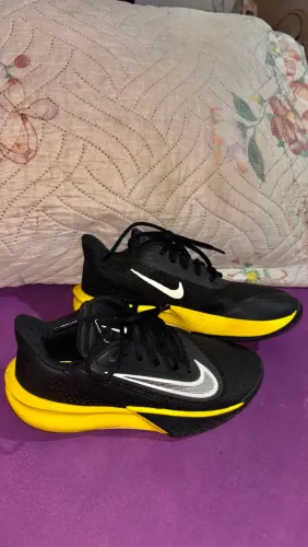 Tênis Nike Preto e Amarelo
