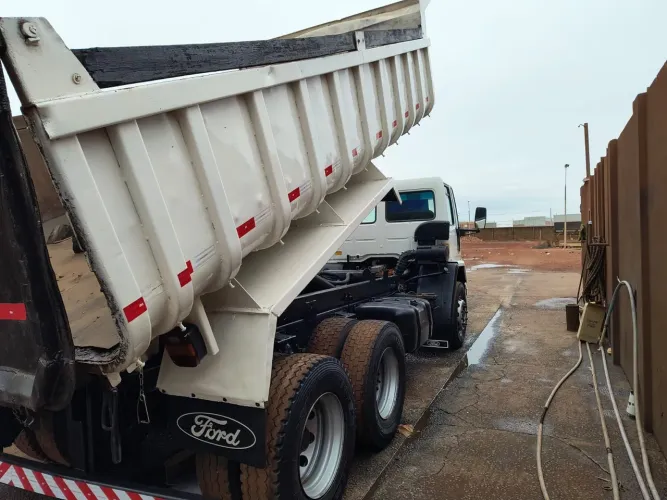 Cacamba truck muito novo cargo 1717