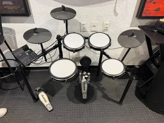 Bateria Eletrônica Alesis Nitro Max Kit 8 Peças Bluetooth