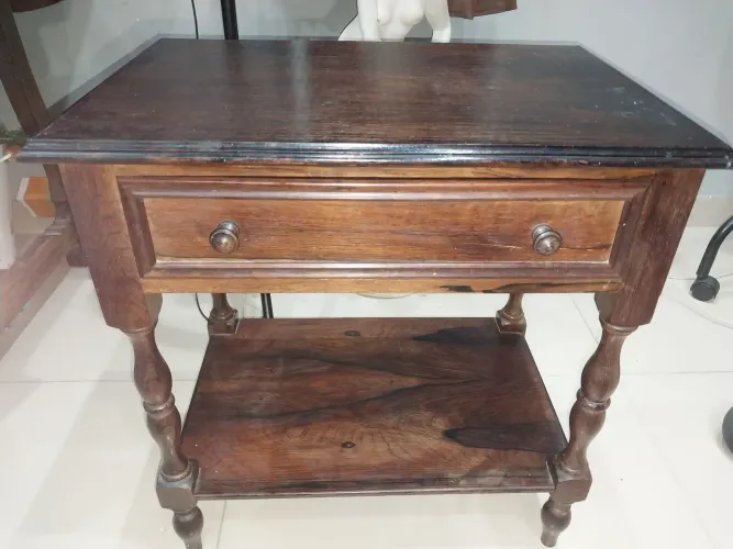 Mesinha de cabeceira de madeira maciça (Antiguidade)