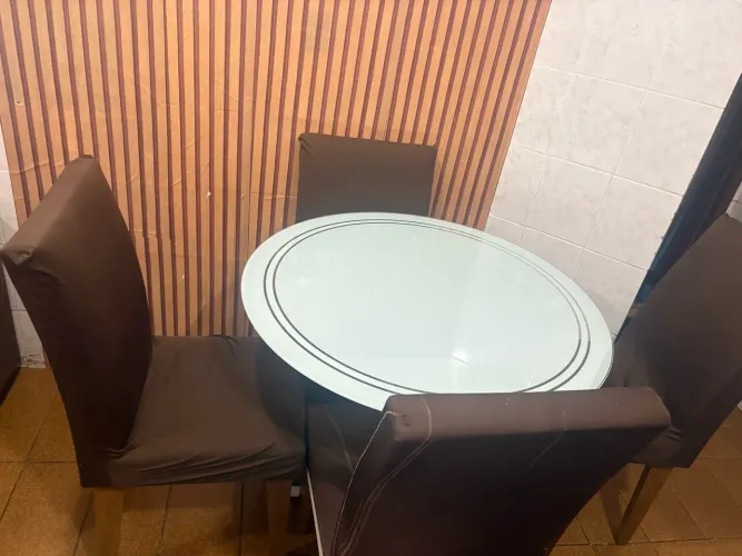 Mesa de vidro redonda com cadeiras