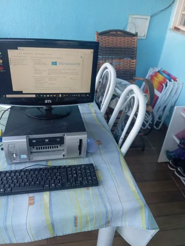 Pc de mesa desktop 4g de memória 160 de hd monitor 15 polegadas.