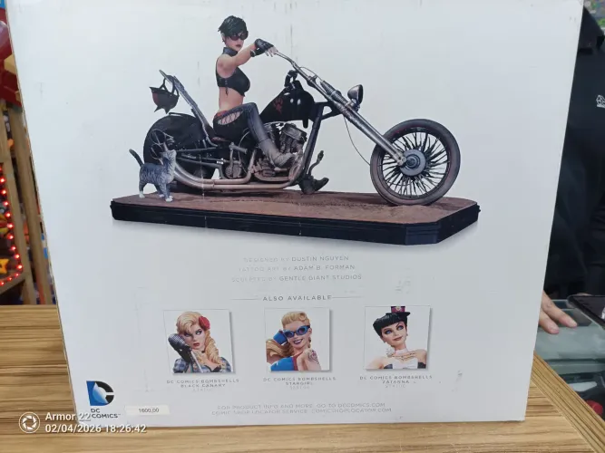 "Gotham Girls Motors" de Dustin Nguyen.