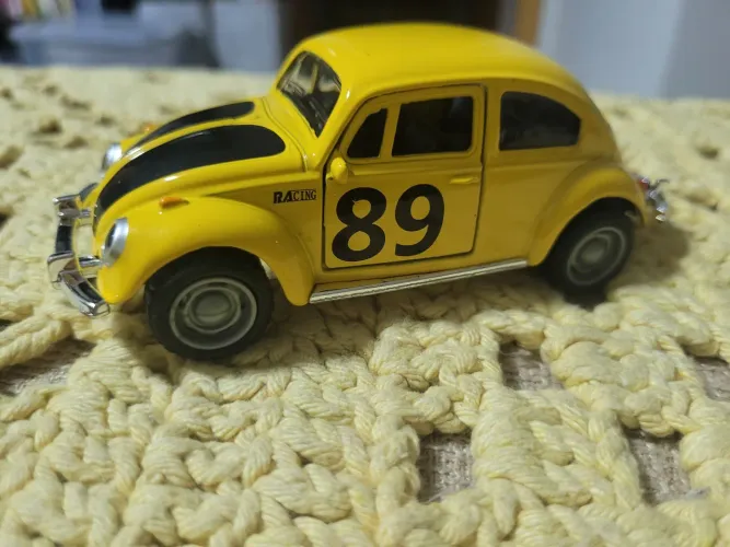 Carrinho de fricção, fusca amarelo, novo