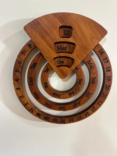 Calendário Perpétuo em Madeira Nobre - Design Exclusivo e Atemporal