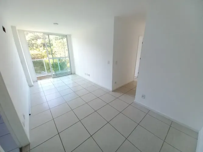 Apartamento de frente com vaga garagem, composto por sala com pequena varanda, 2 quartos (