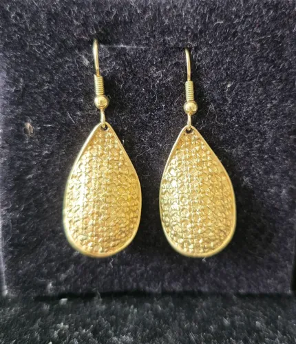 Vendo brinco bijuteria gota dourada. 