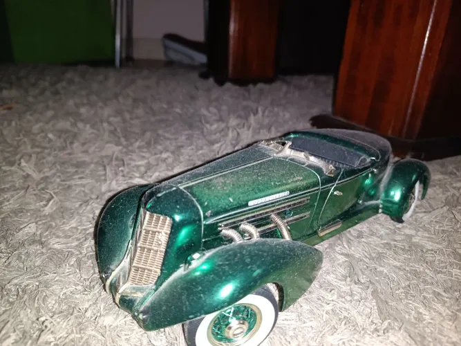 Carro antigo em miniatura. Relíquia 