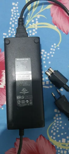 Fonte original de Xbox 360 Slim (110V)
