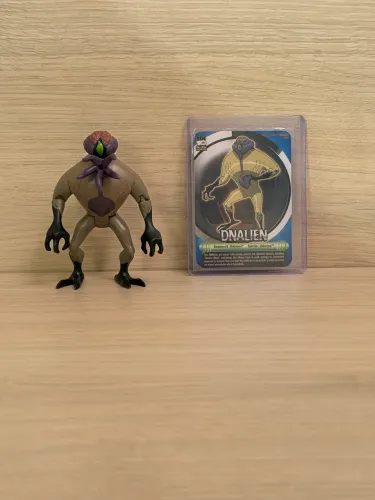 DNALien Ben 10 UAF - Acompanha Réplica da Card