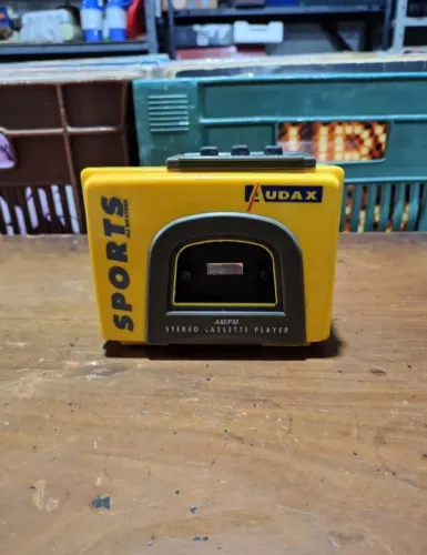 Rádio cassete player portátil (não funciona).