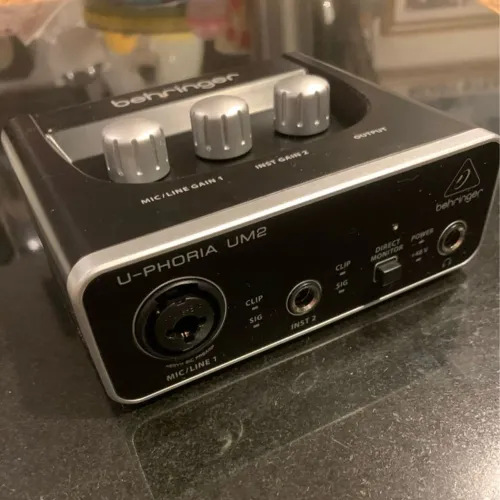 Interface de Áudio Behringer Um2 