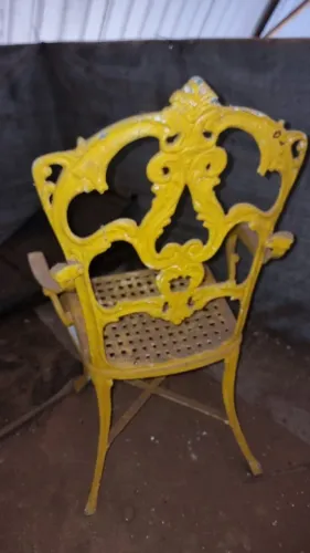 Poltrona de jardim em alumínio fundido bem conservada precisa apenas de pintura nova