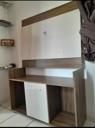 Raquer com painel de TV