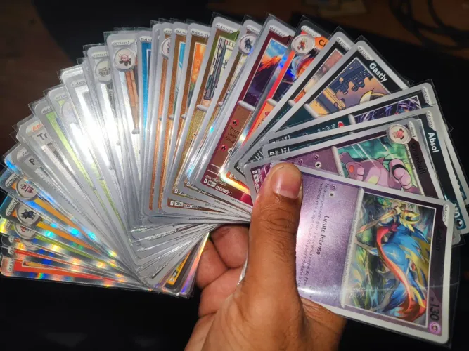 40 cartas de pokémon TCG Foil e Reverse Foil sem repetidas e com sleeve