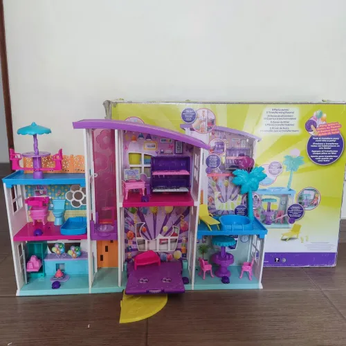Casa da Polly Pocket com móveis e acessórios originais.