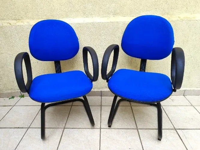 Cadeira de Escritório Recepção Fixa com Braços Estofada Tecido Conservada