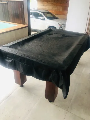 Mesa de sinuca com capa