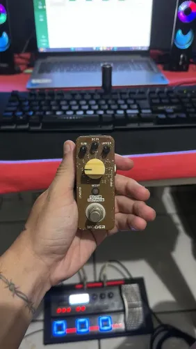 Dois pedais para baixo , guitarra ou voz