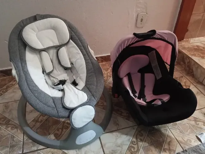 Cadeirinha de balanço e bebe conforto