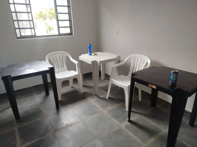 Mesa e cadeiras de plástico