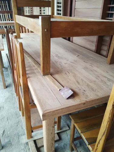 Mesa de madeira pura (só a mesa).