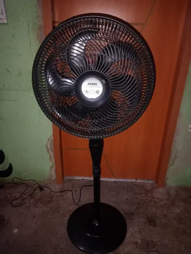 Ventilador Arno de pé