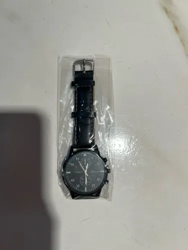 RELÓGIO COM PULSEIRA DE COURO NOVO