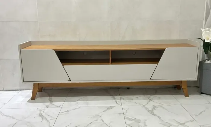 Rack De Sala Moderno Com Pés De Madeira (Excelente Estado)