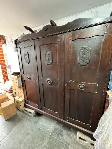 Guarda-Roupa Rústico Antigo de Madeira Maciça