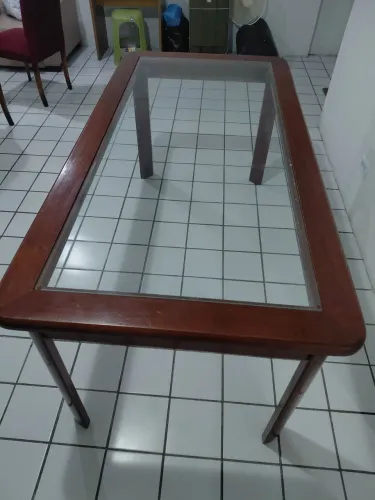 Mesa de madeira para 6 lugares com tampo de vidro
