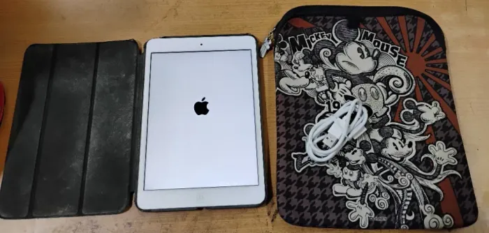 Ipad Mini 2 32gb c/ capa, bolsa neoprene e cabo usb