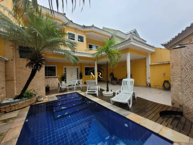 Casa em Condomínio à Venda - 4 Dormitórios (2 Suítes) - Pechincha - 240 m² com Piscina, Sa