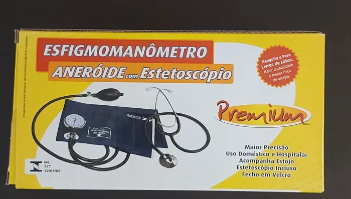 Aparelho de pressão arterial e esteto. Novo.
