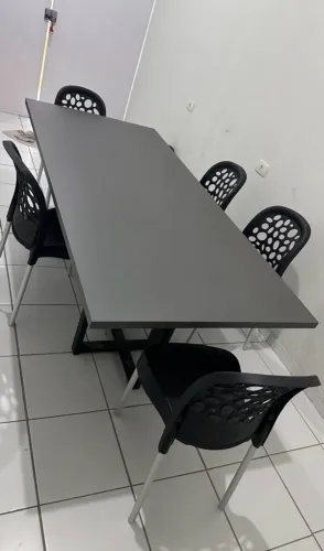 Mesa de escritório com cadeiras