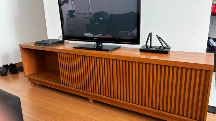 Rack amadeirado ripado retrô