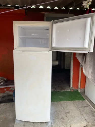 Geladeira duplex funcionando perfeitamente, gela muito bem. Ótimo estado!